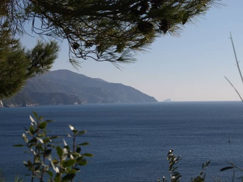 Tra gli scogli parlotta la maretta: aperitivo letterario a Monterosso al mare