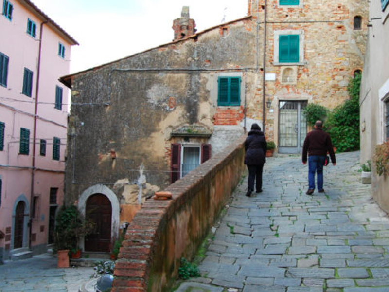 Il borgo nelle colline di Carducci: benvenuti a Castagneto