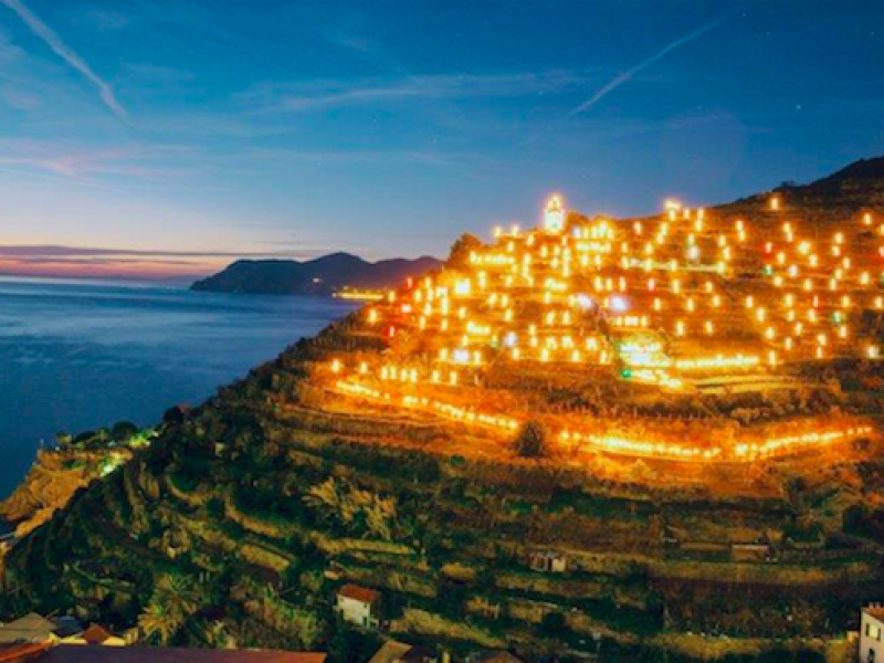 Parco: La corsa del mare tra i sentieri del vino e il presepe nelle Cinque Terre di Eugenio Montale