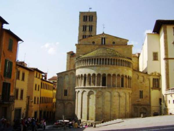 Foto Il Portale della Chiesa di Santa Maria della Pieve in Arezzo 1